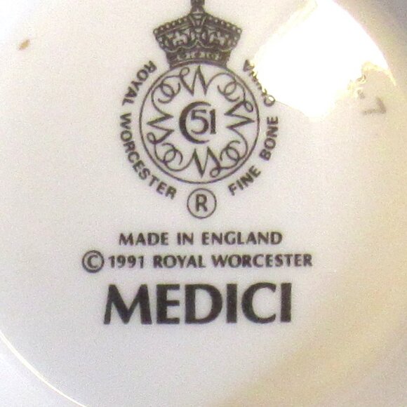 Royal Worcester Medici Green Covered Sugar Bowl and Lid Made in England J122 - Picture 5 of 5